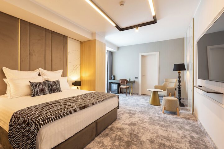 Room 2 of 37