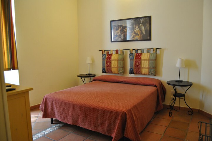 Room 4 of 33