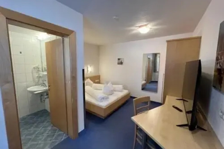 Room 8 of 15