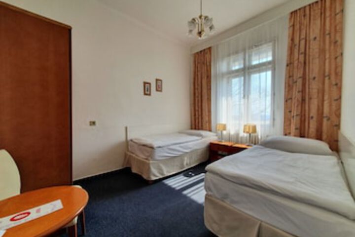 Room 100 of 324