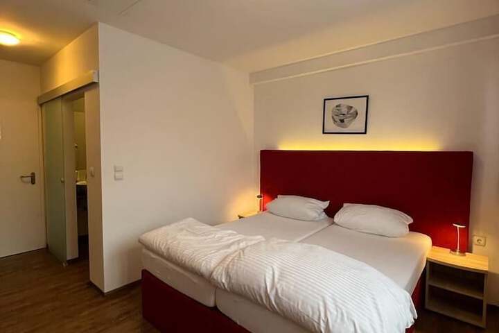 Room 10 of 16