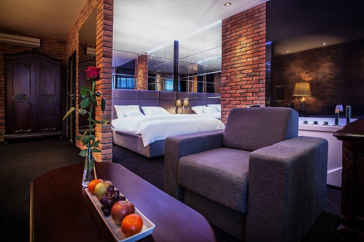 Lounge 98 of 112