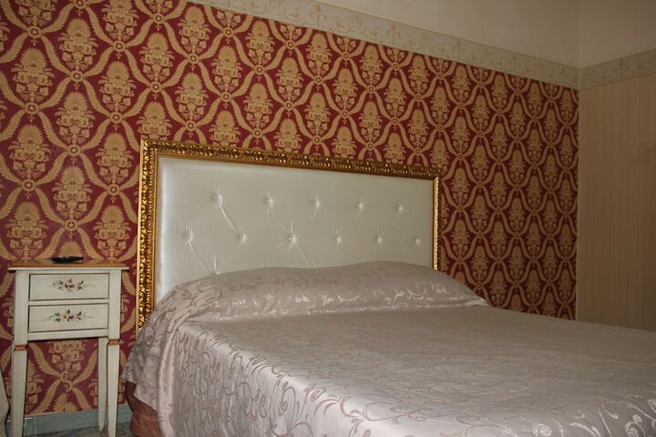 Room 13 of 28