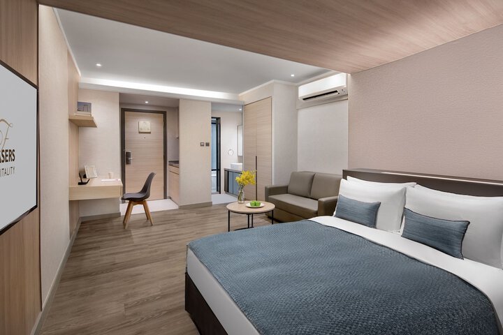 Room 4 of 12