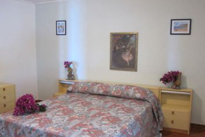 Room 9 of 18