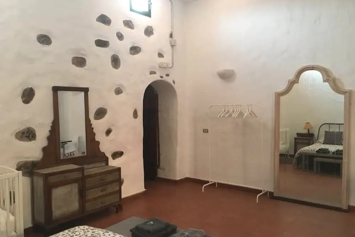 Room 7 of 28