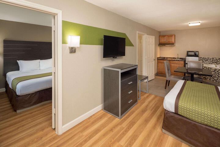 1 Queen Bed (9 of 21)