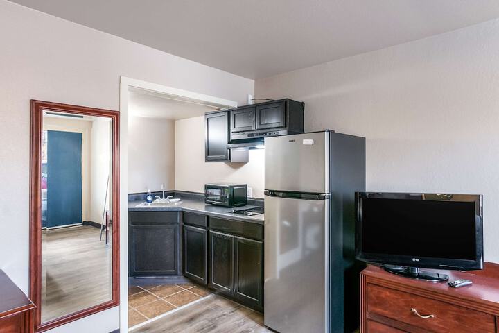 1 Queen Bed Accessible (7 of 13)