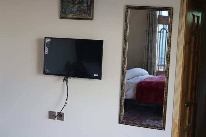 Room 7 of 8