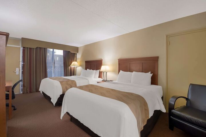 1 Queen Bed (2 of 4)