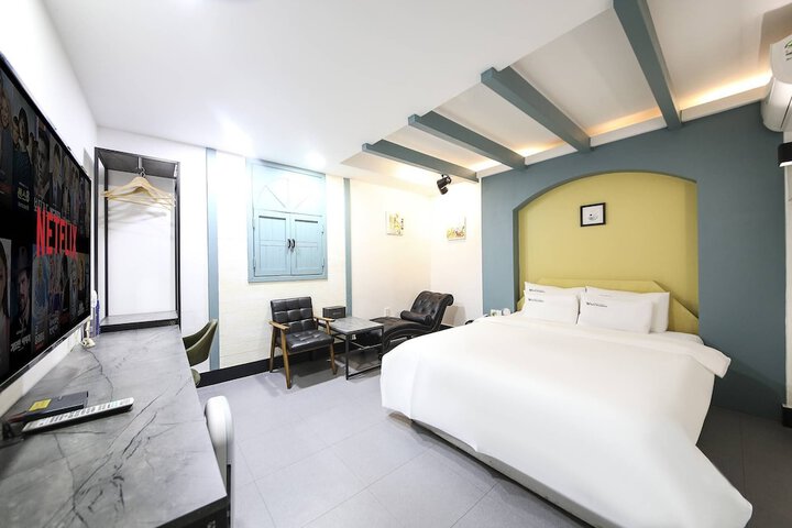 Room 10 of 27