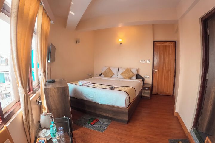 Room 9 of 32