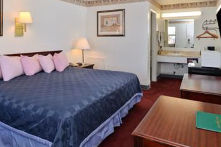 Room 10 of 27