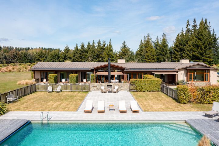 Hotel with Pool