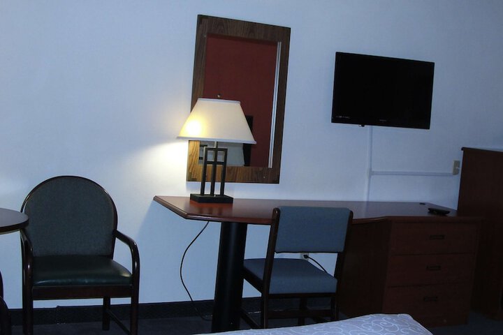 1 Queen Accessible Roll in Shower Desk Microwave, Refrigerator WiFi Continentalbreakfas (11 of 20)