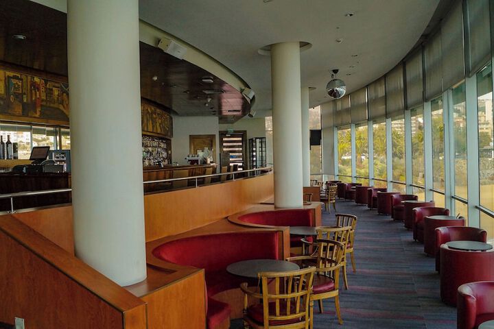 Lounge 52 of 71
