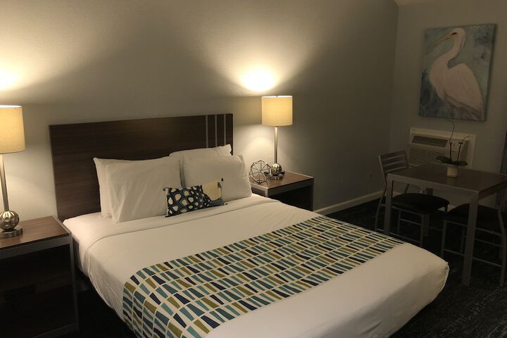 1 Queen Bed (15 of 16)