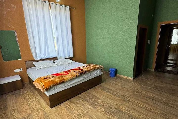Room 9 of 28