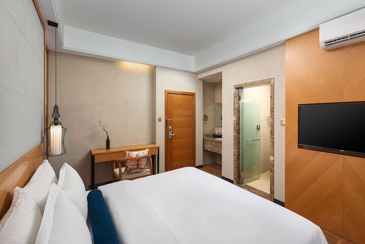 Room 8 of 19