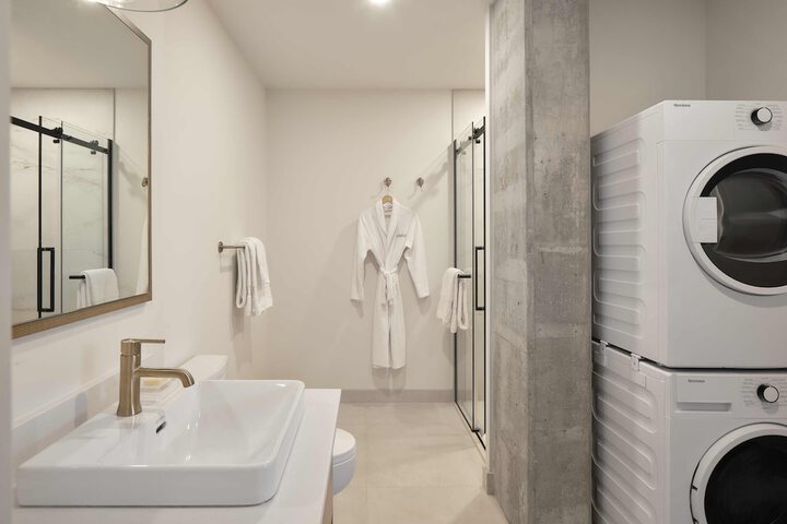 303 3rd Floor 1 Bedroom Suite Queen Bed Balcony (14 of 90)