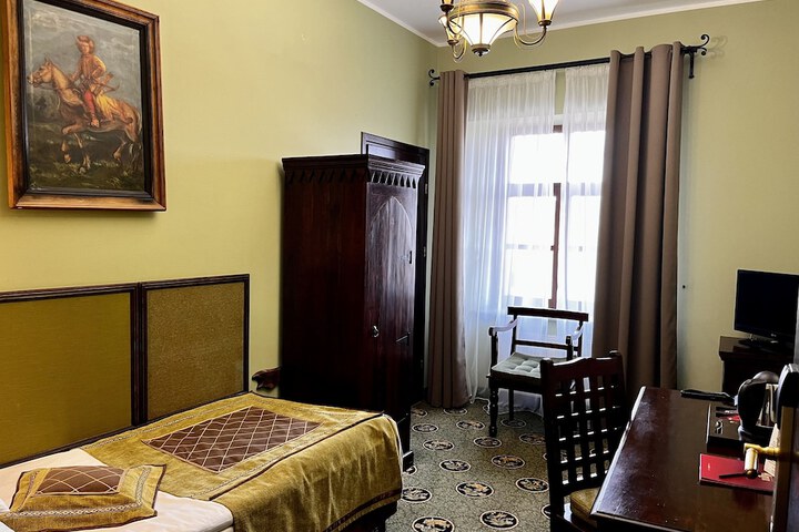 Room 8 of 127
