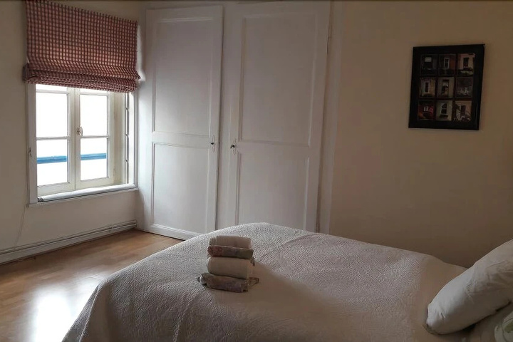 Room 6 of 12