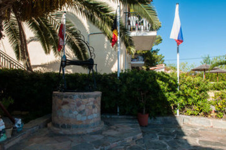 Hotel Exterior 16 of 49