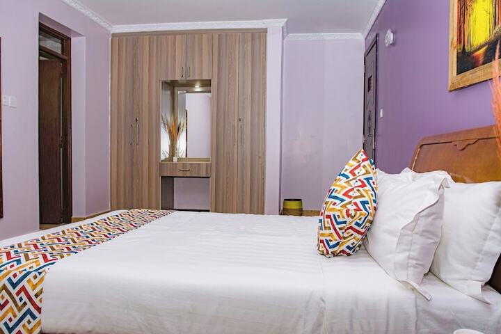 Room 9 of 32