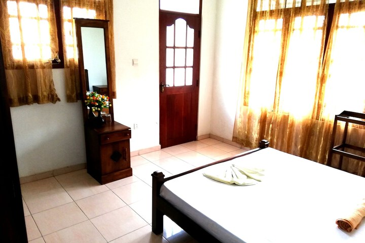 Room 6 of 25
