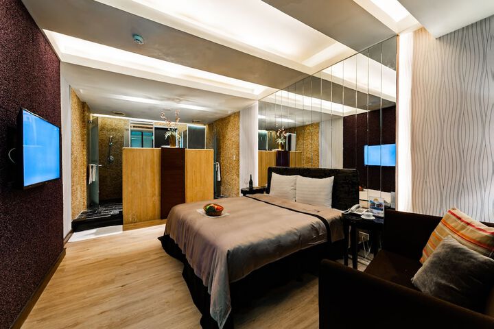 Room 6 of 23