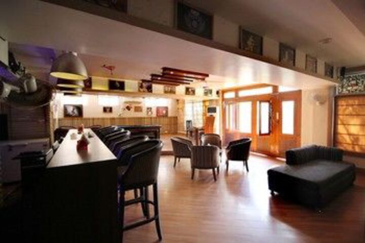 Lounge 17 of 26