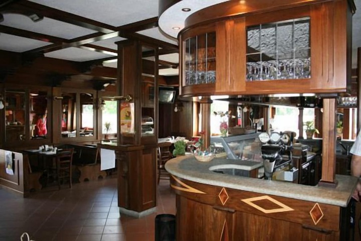Lounge 9 of 15