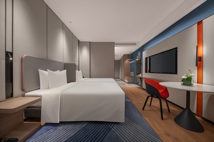 Room 5 of 96