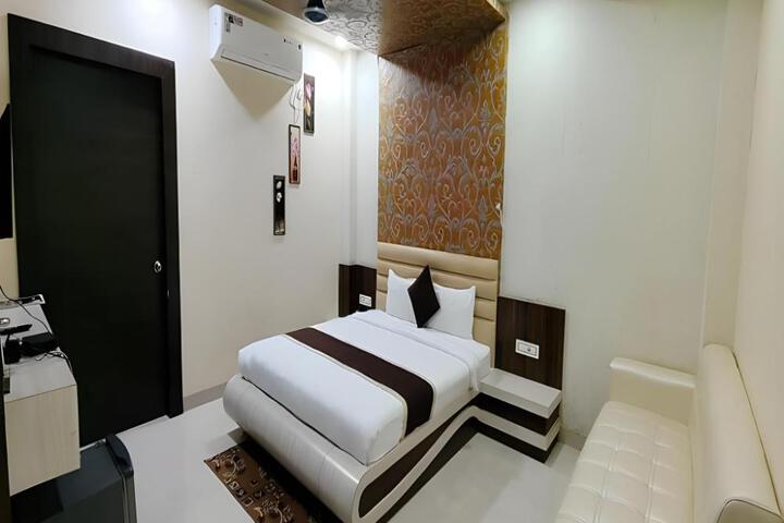 Hotel Prakshi Palace