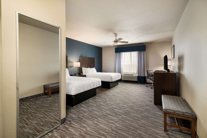 2 Queen Beds Flat Screen Television Microwave and Refrigerator High Speed Internet A (3 of 14)