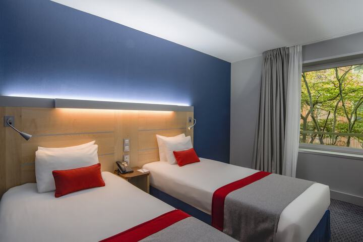 Room 19 of 120