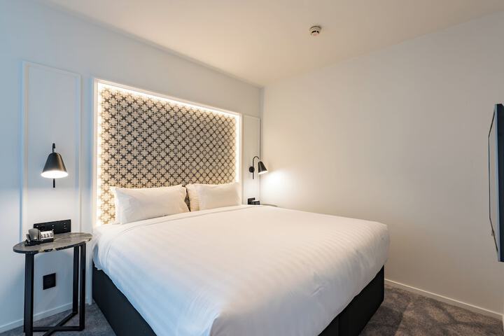 Room 28 of 69
