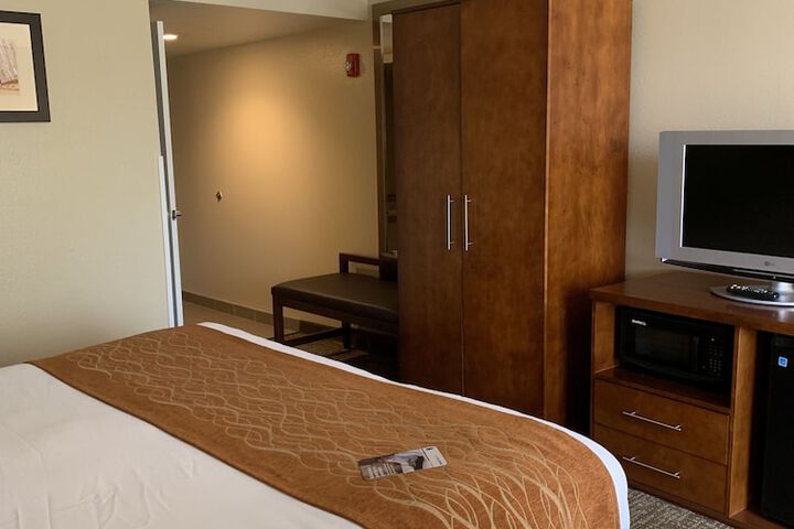 1 King Bed (2 of 33)