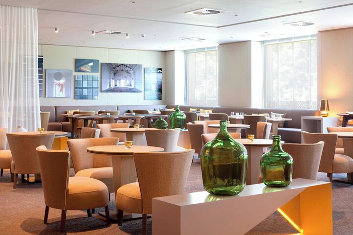 Lounge 108 of 124