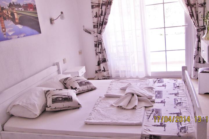 Room 13 of 32