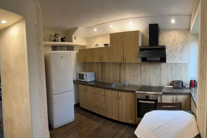 Room 5 of 9