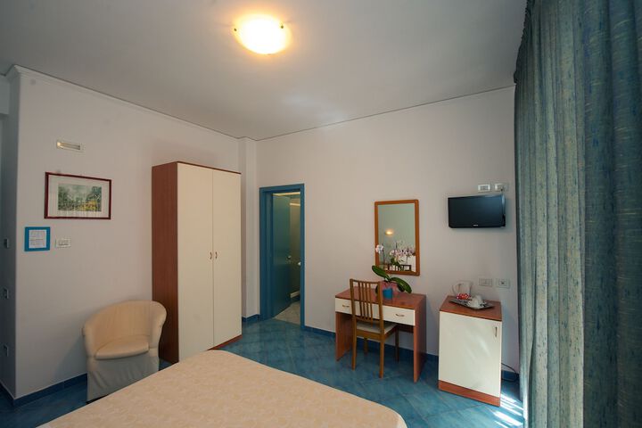 Room 4 of 25