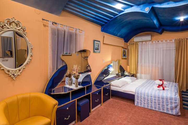 Room 13 of 36