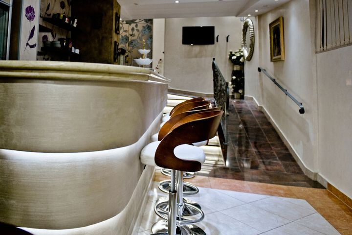 Lounge 77 of 103