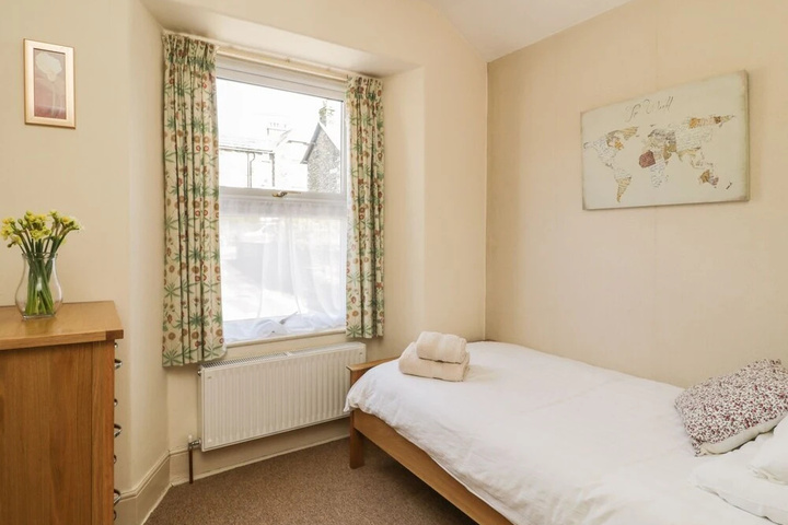 Room 6 of 13