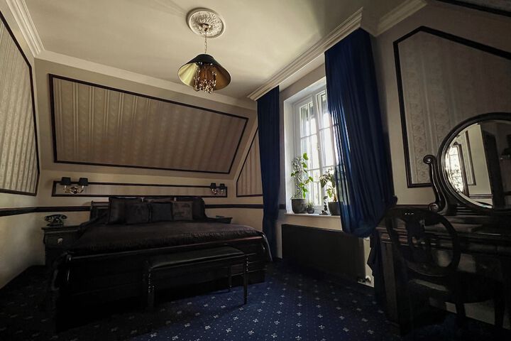 Room 11 of 33