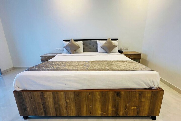 Room 4 of 25