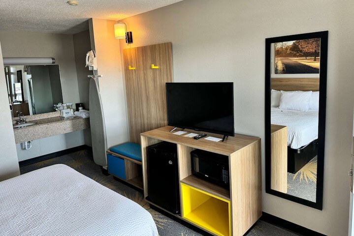 1 Queen Bed (3 of 6)