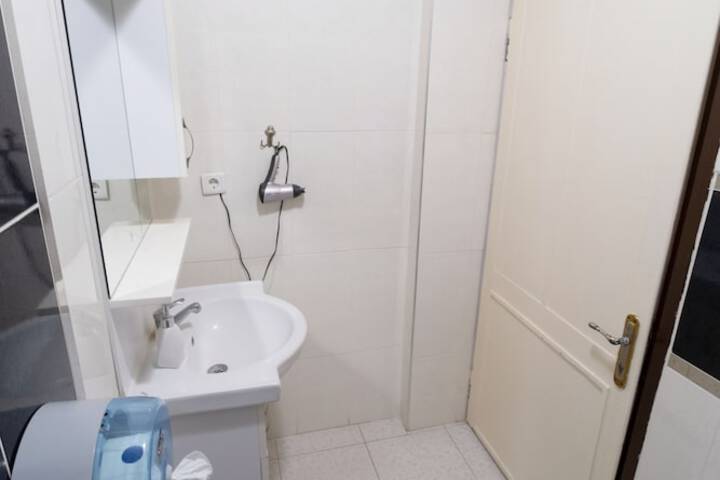 Room 4 of 28