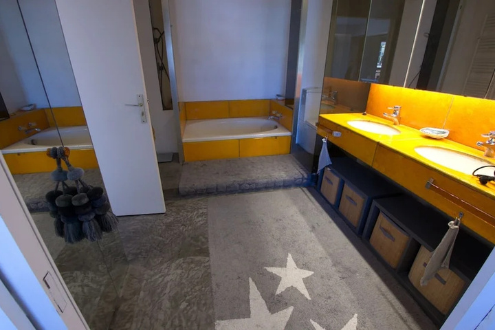 Room 8 of 18